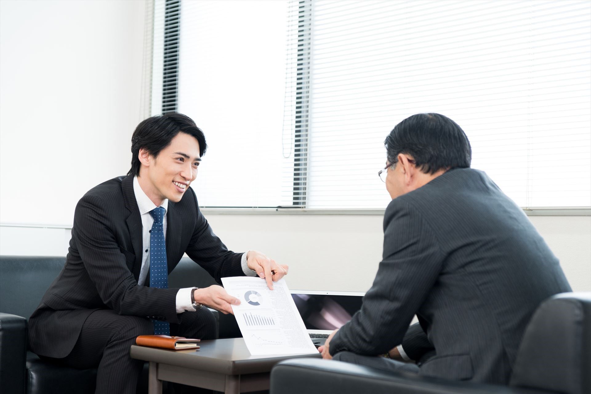 案内する男性スタッフ